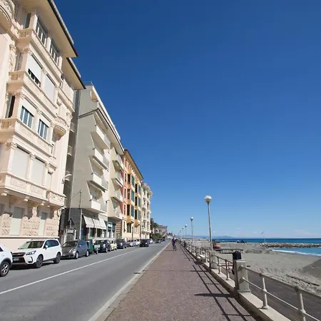 Sei,a 10 Metri Dal Mare * Varazze